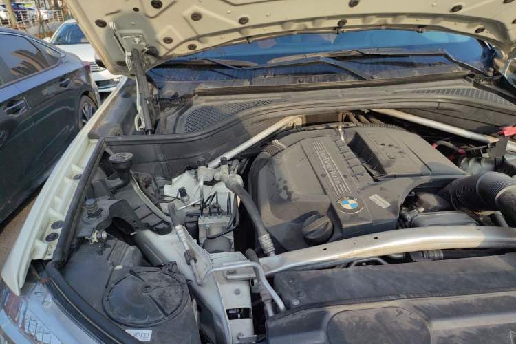 Used BMW X5 2014 xDrive35i Luxury Edition Engine Bay Right