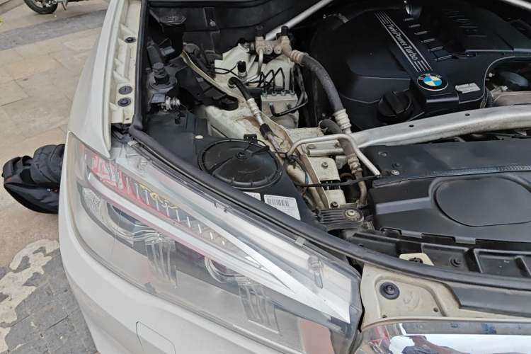 Used BMW X5 2014 xDrive35i Luxury Edition Engine Bay Right