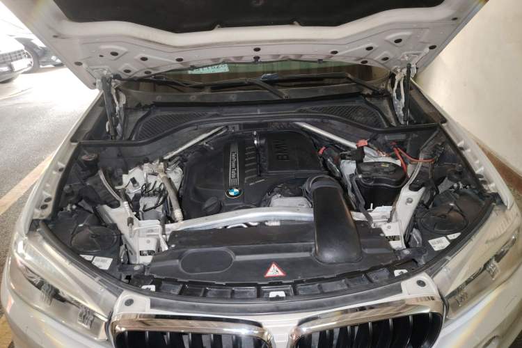 Used BMW X5 2014 xDrive35i U.S. specification Engine Bay