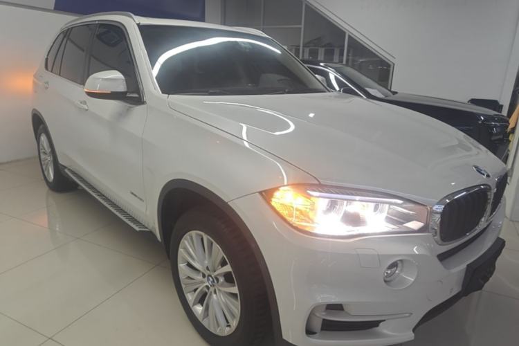 Used BMW X5 2014 xDrive35i Leading Model Front Right 45 Deg