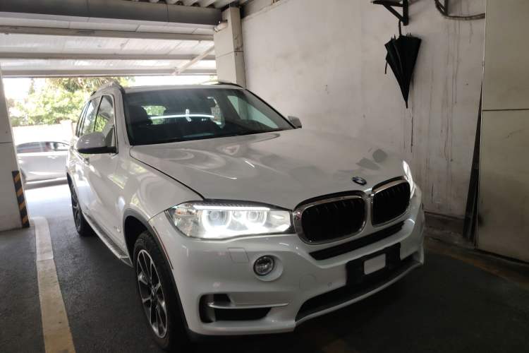 Used BMW X5 2014 xDrive35i U.S. specification Front Right 45 Deg