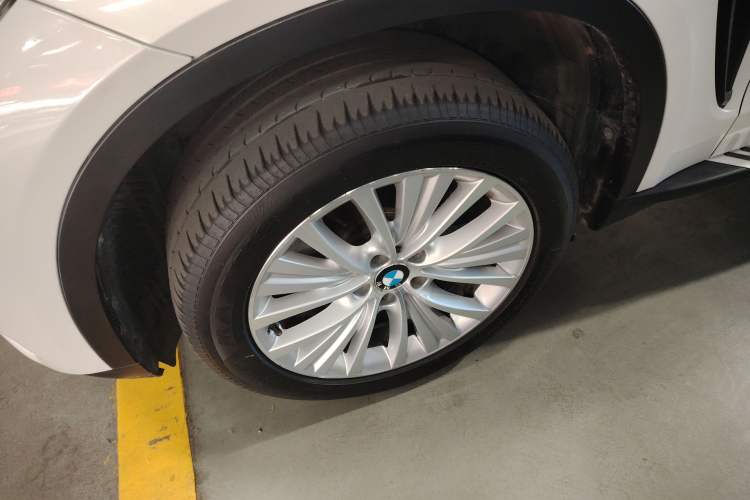 Used BMW X5 2014 xDrive35i Elegant Edition Left Front Wheel Hub