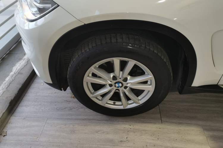 Used BMW X5 2014 xDrive35i Elegant Edition Left Front Wheel Hub