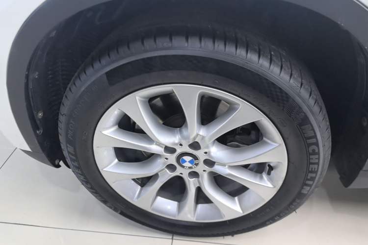 Used BMW X5 2014 xDrive35i Elegant Edition Left Front Wheel Hub