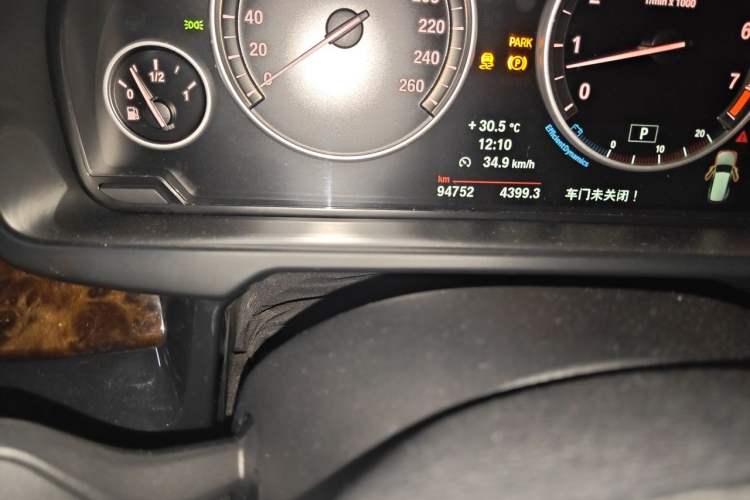 Used BMW X5 2014 xDrive35i Leading Model Odometer Close Up