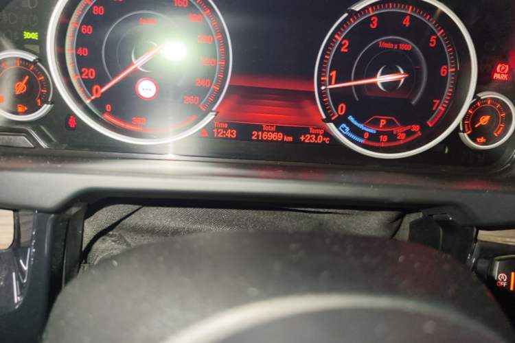 Used BMW X5 2014 xDrive35i U.S. specification Odometer Close Up