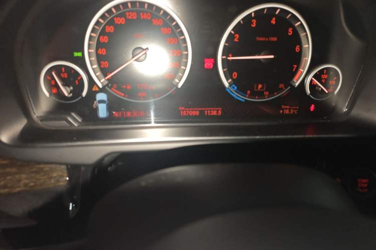 Used BMW X5 2014 xDrive35i Leading Model Odometer Close Up