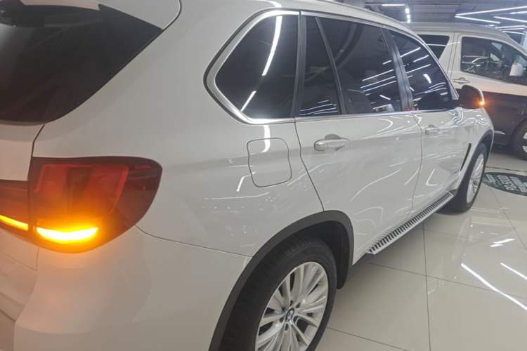Used BMW X5 2014 xDrive35i Leading Model Rear Right 45 Deg