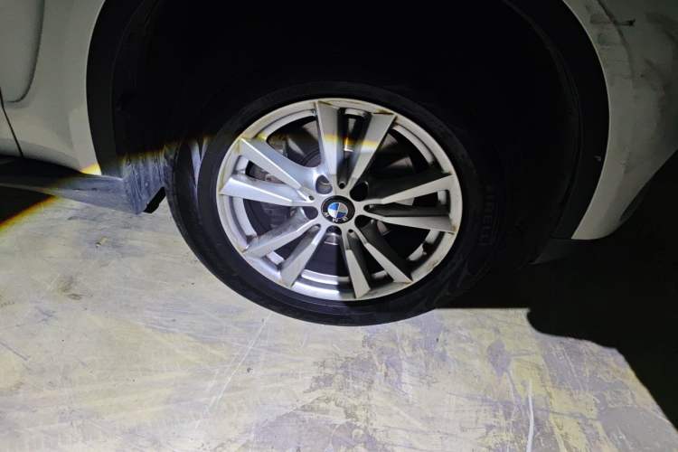 Used BMW X5 2014 xDrive35i Elegant Edition Right Front Wheel Hub