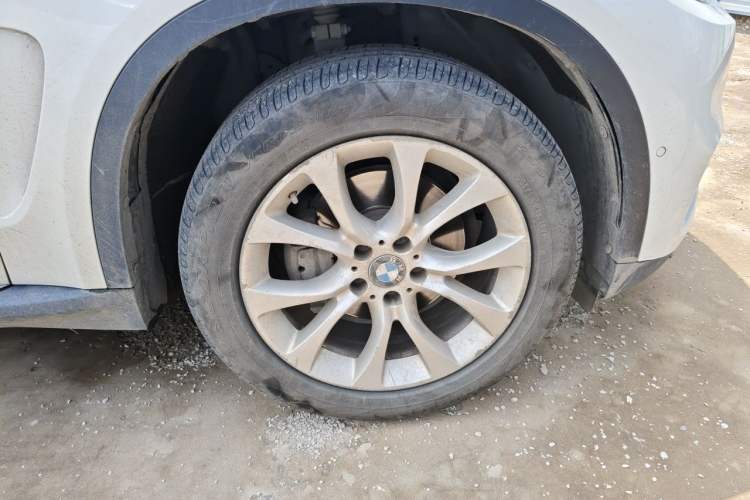 Used BMW X5 2014 xDrive35i Elegant Edition Right Front Wheel Hub