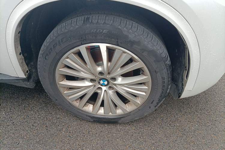 Used BMW X5 2014 xDrive35i Elegant Edition Right Front Wheel Hub