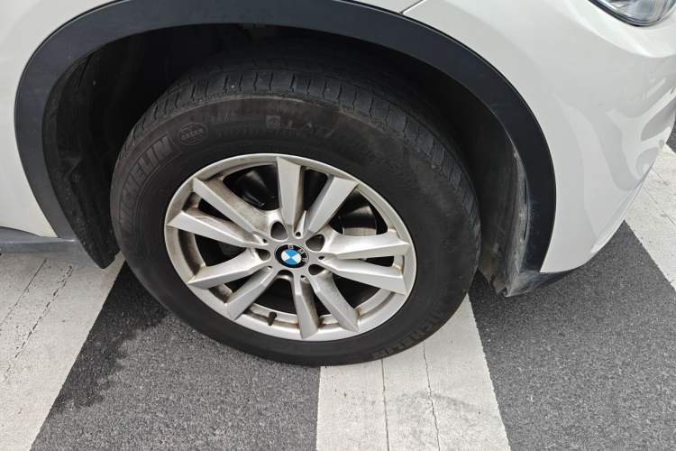 Used BMW X5 2014 xDrive35i Elegant Edition Right Front Wheel Hub