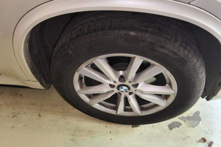 Used BMW X5 2014 xDrive35i Elegant Edition Right Front Wheel Hub