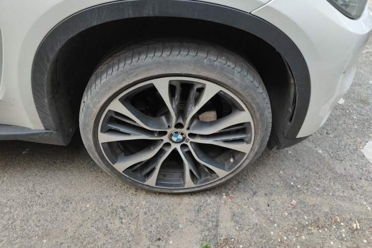 Used BMW X5 2014 xDrive35i Elegant Edition Right Front Wheel Hub