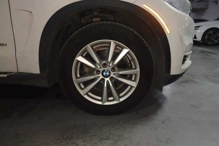 Used BMW X5  Right Front Wheel Hub