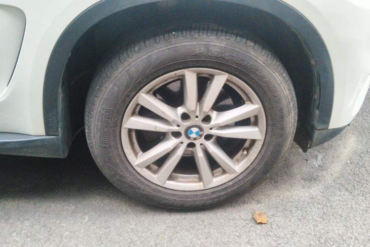 Used BMW X5 2014 xDrive35i Elegant Edition Right Front Wheel Hub