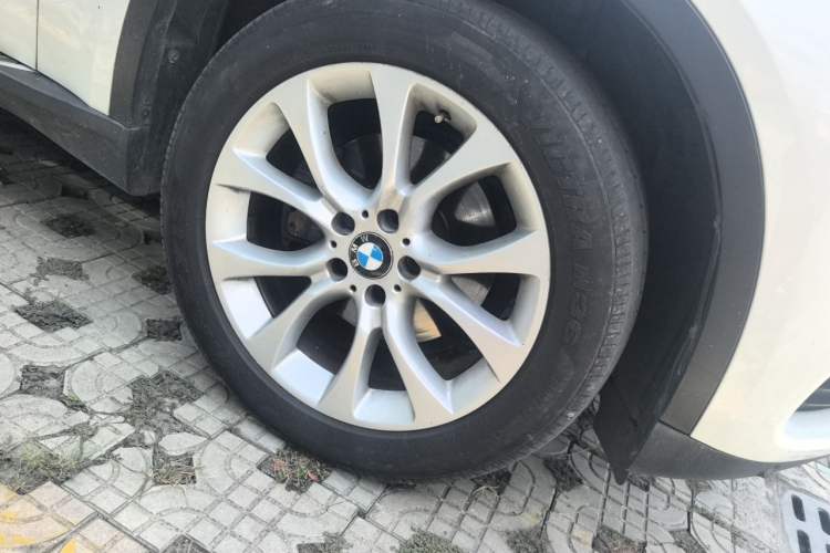 Used BMW X5 2014 xDrive35i Elegant Edition Right Front Wheel Hub