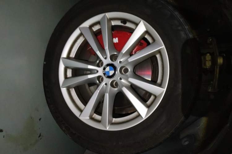Used BMW X5 2014 xDrive35i Elegant Edition Right Front Wheel Hub