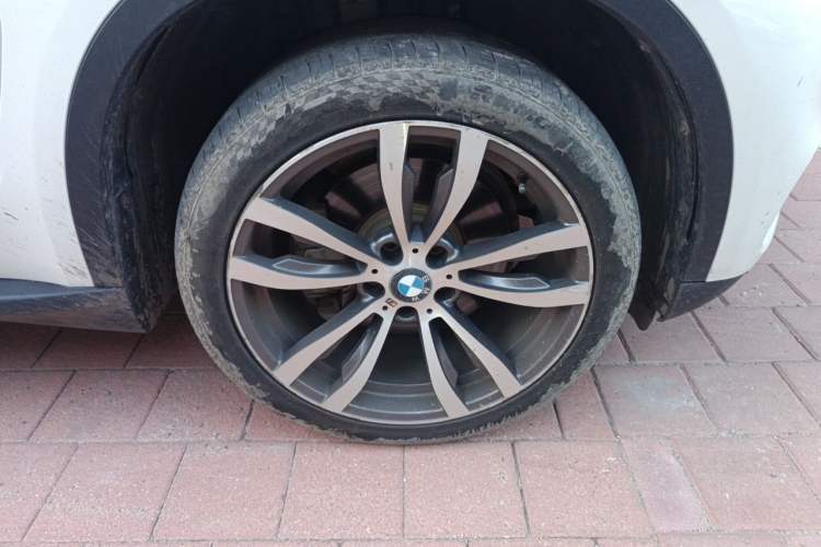 Used BMW X5 2014 xDrive35i Elegant Edition Right Front Wheel Hub