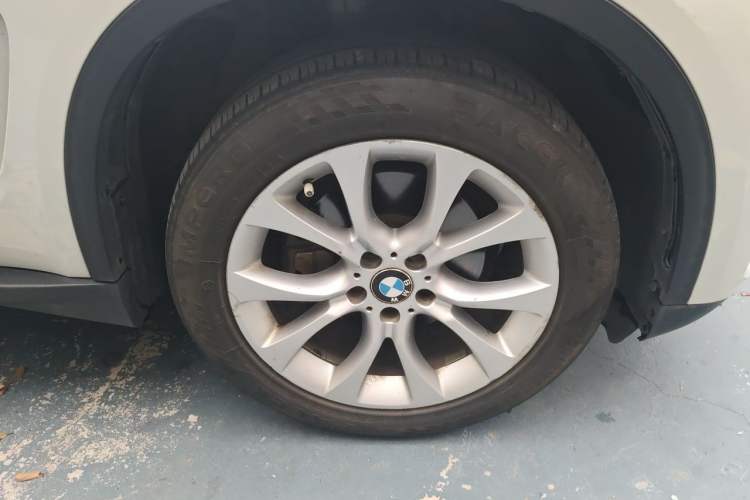 Used BMW X5 2014 xDrive35i Elegant Edition Right Front Wheel Hub