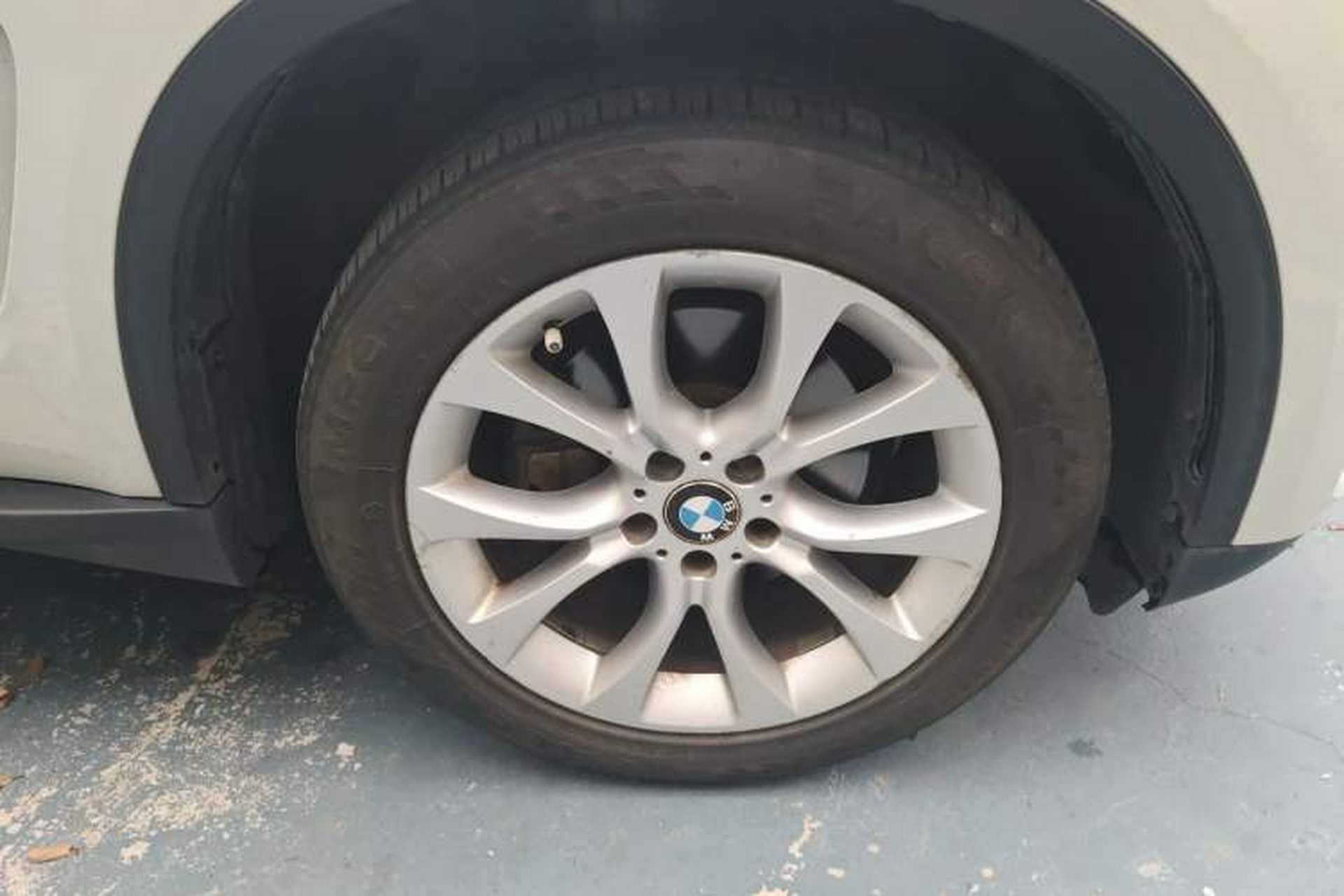 Used BMW X5 2014 xDrive35i Elegant Edition Right Front Wheel Hub