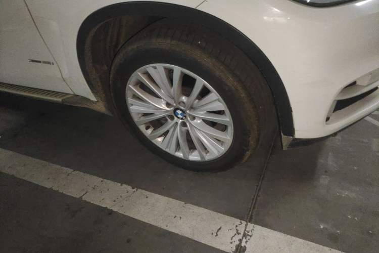 Used BMW X5 2014 xDrive35i Elegant Edition Right Front Wheel Hub