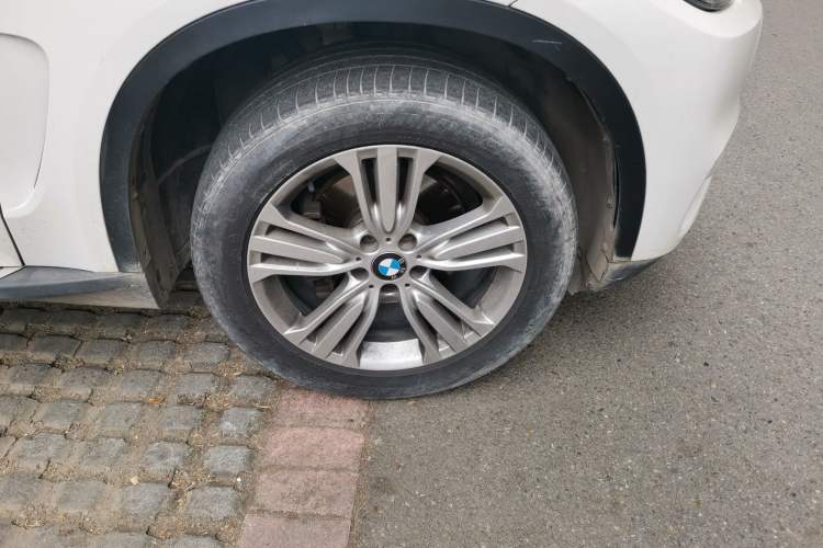 Used BMW X5 2014 xDrive35i Elegant Edition Right Front Wheel Hub