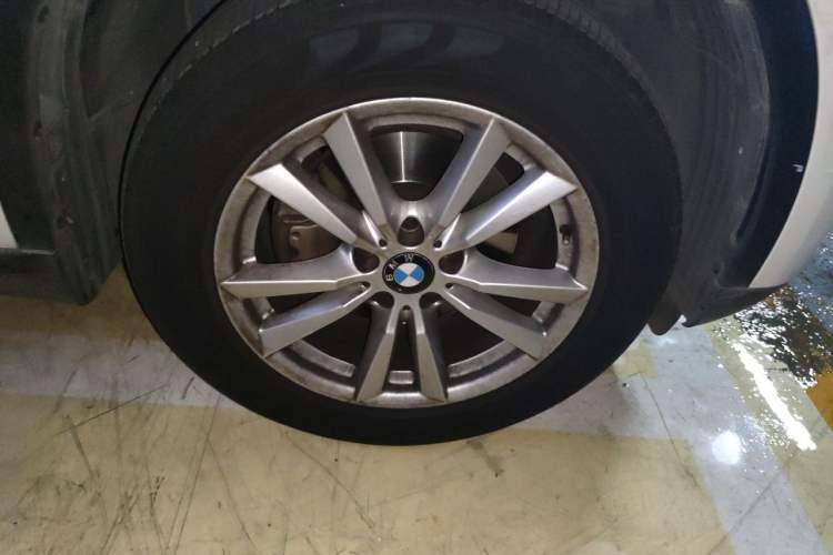 Used BMW X5 2014 xDrive35i Elegant Edition Right Front Wheel Hub