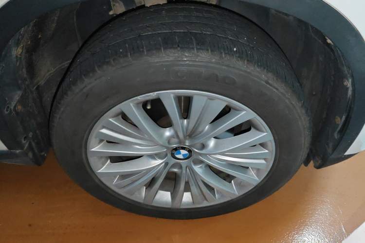 Used BMW X5 2014 xDrive35i Elegant Edition Right Front Wheel Hub