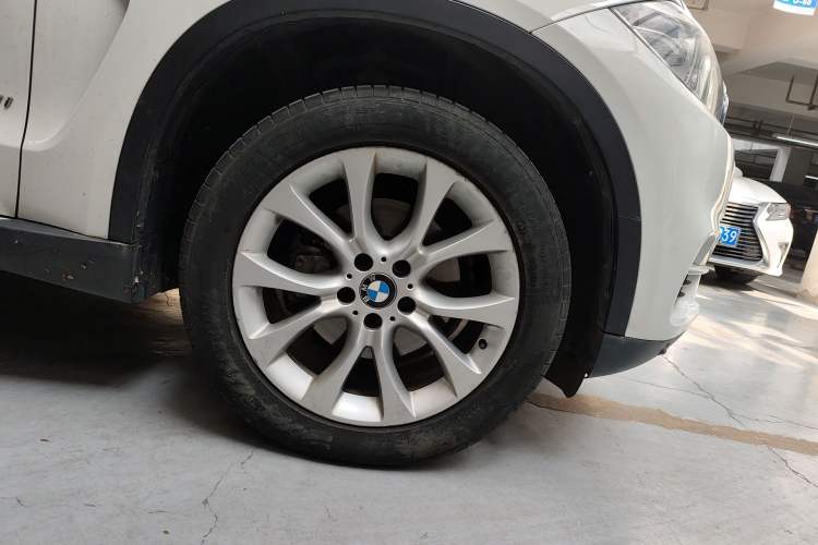 Used BMW X5 2014 xDrive35i Elegant Edition Right Front Wheel Hub