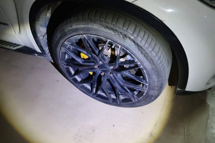 Used BMW X5 2014 xDrive35i Elegant Edition Right Front Wheel Hub