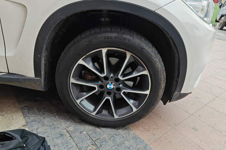 Used BMW X5 2014 xDrive35i Luxury Edition Right Front Wheel Hub