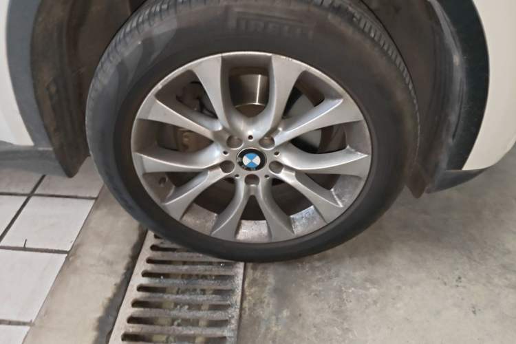 Used BMW X5 2014 xDrive35i Elegant Edition Right Front Wheel Hub