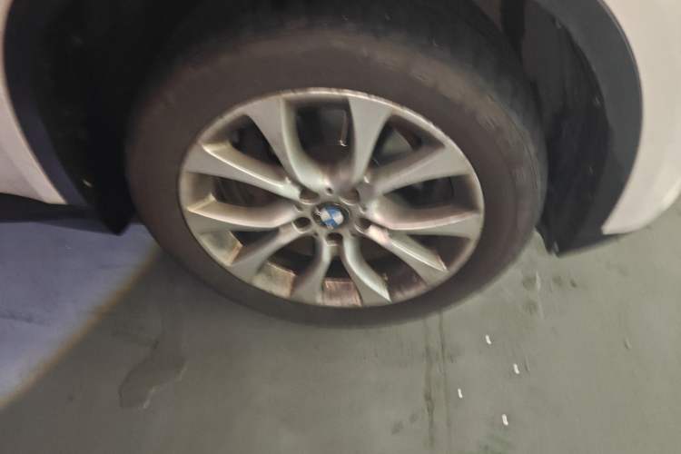 Used BMW X5 2014 xDrive35i Elegant Edition Right Front Wheel Hub