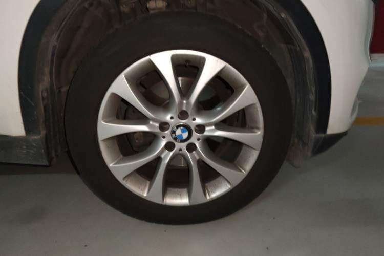 Used BMW X5 2014 xDrive35i Elegant Edition Right Front Wheel Hub