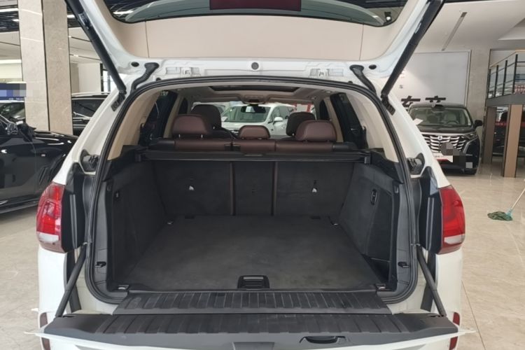 Used BMW X5 2014 xDrive35i Leading Model Trunk