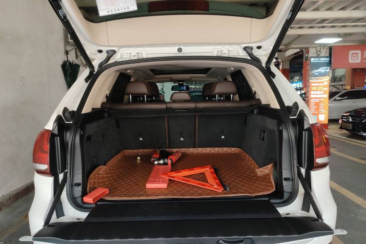Used BMW X5 2014 xDrive35i U.S. specification Trunk