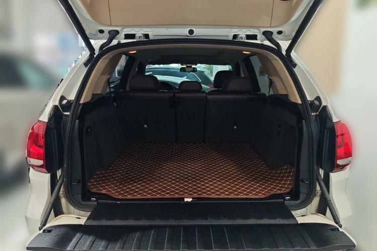 Used BMW X5 2014 xDrive35i Leading Model Trunk
