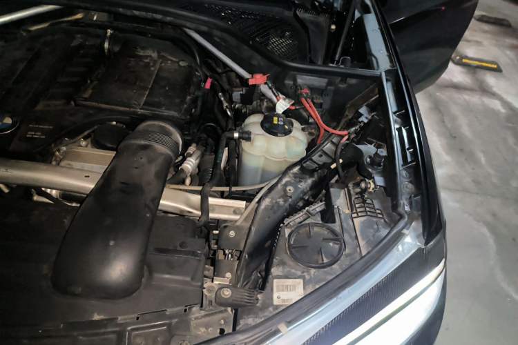 Used BMW X5 2015 xDrive35i U.S. specification Engine Bay Left