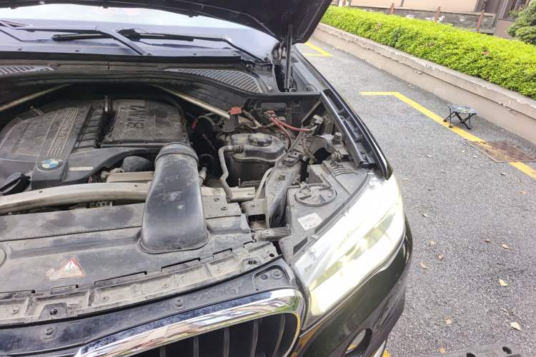 Used BMW X5 2015 xDrive35i Middle East version Engine Bay Left