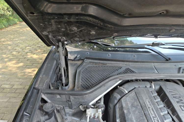 Used BMW X5 2015 xDrive35i Middle East version Engine Bay Right