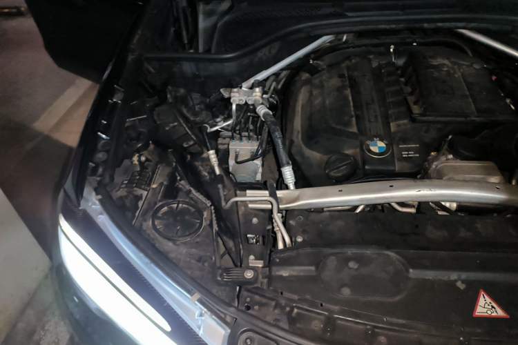 Used BMW X5 2015 xDrive35i U.S. specification Engine Bay Right