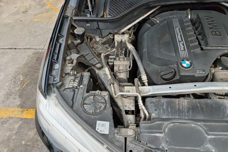 Used BMW X5 2015 xDrive35i Middle East version Engine Bay Right