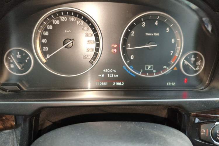 Used BMW X5 2015 xDrive28i Odometer Close Up