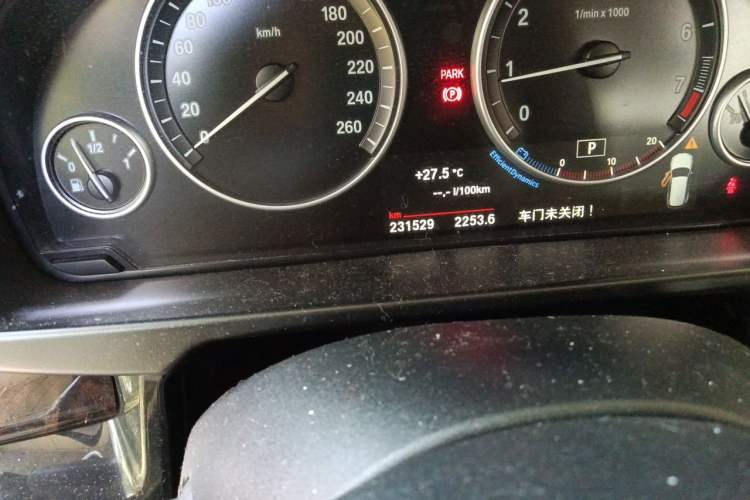 Used BMW X5 2015 xDrive28i Odometer Close Up