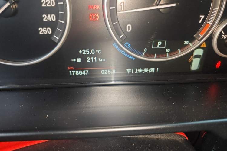 Used BMW X5 2015 xDrive28i Odometer Close Up