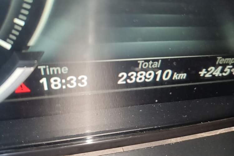 Used BMW X5 2015 xDrive28i Odometer Close Up
