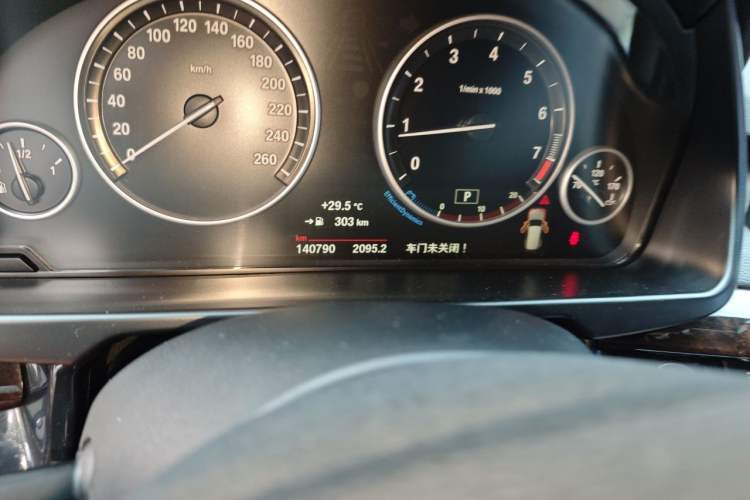 Used BMW X5 2015 xDrive28i Odometer Close Up
