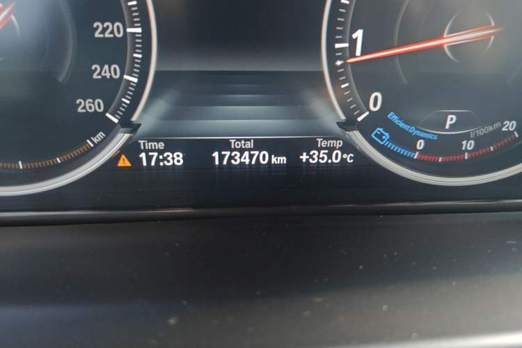 Used BMW X5 2015 xDrive28i Odometer Close Up