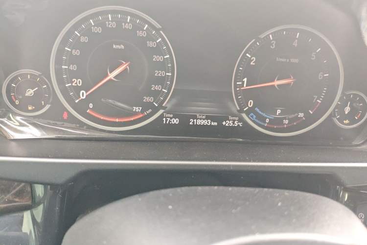 Used BMW X5 2015 xDrive28i Odometer Close Up